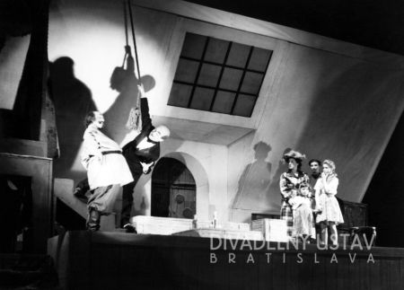 Jozef Kello (Rozpľuvaj), Štefan Figura (Tanierik), Lea Juríčková (Eulália Bradovička), Vlasta Vodová (2. dieťa), Daniel Králik (3. dieťa), Marta Černická (1. dieťa)