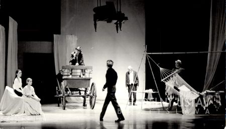 Diana Mórová (Varia), Barbora Bobulová (Aňa), Ján Kroner (Lopachin) , Milan Mikulčík (Trofimov), Ivan Rajniak (Firs), Ladislav Chudík (Gajev)