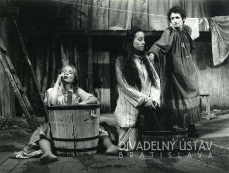 Zuzana Jezerská (Amelia), Helena Húsková (Magdalena), Eva Matejková (Martirio)