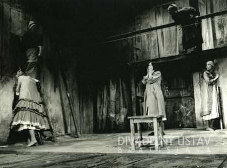 Nora Kuželová (Angustias), Žofia Martišová (Bernarda Alba), Helena Húsková (Magdalena), Adela Gáborová (Slúžka), Zuzana Jezerská (Amelia)