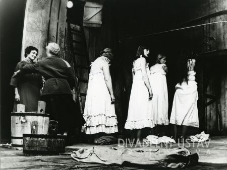 Eva Matejková (Martirio), Adela Gáborová (Slúžka), Nora Kuželová (Angustias), Anna Maľová (Adela), Zuzana Jezerská (Amelia), Helena Húsková (Magdalena)