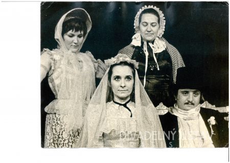 Zita Furková (Fiokla Ivanovna), Zora Kolinská (Agafia Tichonovna), Dobroslava Nováková (Arina Pantelejmonovna), Marián Labuda st. (Podkolesin)