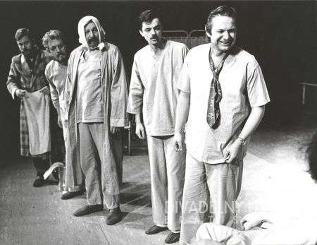 Martin Horňák (Dale Harding), Štefan Halás (Scanlon), Tomáš Žilinčík (Cheswick), Juraj Predmerský (Billy Bibbit), Michal Gazdík (Martini)