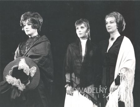 Elena Zvaríková-Pappová (Máša), Alžbeta Barthová (Irina), Katarína Hrobárová (Oľga)