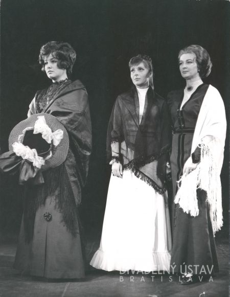 Elena Zvaríková-Pappová (Máša), Alžbeta Barthová (Irina), Katarína Hrobárová (Oľga)
