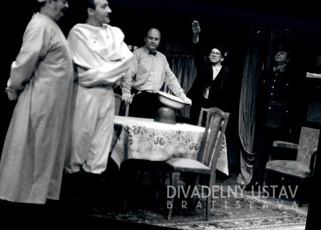 Anton Korenči (Prvý ošetrovateľ), Michal Dočolomanský (Alois Rittler), Leopold Haverl (Karl Bockerer), Ivan Rajniak (Hatzinger), František Zvarík (Guritsch)
