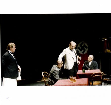 Ján Géc (Čašník), Vladimír Obšil (Hans), Leopold Haverl (Karl Bockerer), Ivan Rajniak (Hatzinger)