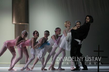 Juraj Vasilenko (Rasputin), zľava: Erika Kováčová (Kňažná), Veronika Henschová (Kňažná), Mária Kupcová (Grófka), Zuzana Kvassayová (Kňažná), Alena Kršková (Grófka), Viktória Árvová (Grófka)
