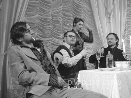 Milan Ondrík (Vasilij Vasilič Soľonyj), Marcel Ochránek (Andrej Sergejevič Prozorov), Daniela Kuffelová (Máša), Gustav Řezníček (Alexander Ignatievič Veršinin)