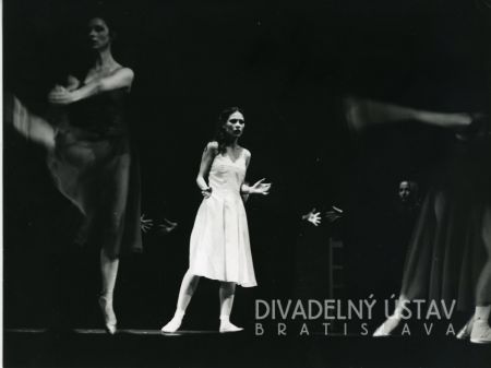 Viera Volochová (Amélia), Laura Pernicová (Adela)