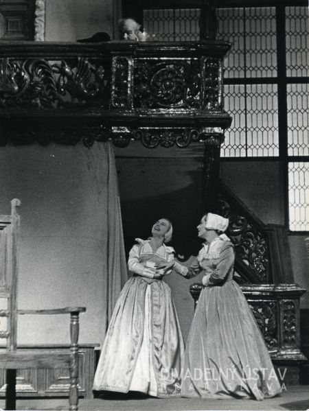 hore Viliam Záborský (Sir John Falstaff), dole Mária Kráľovičová (Pani Fordová), Mária Prechovská (Pani Pageová)