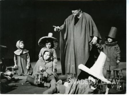 v strede František Dibarbora (Sir Hugh Evans)