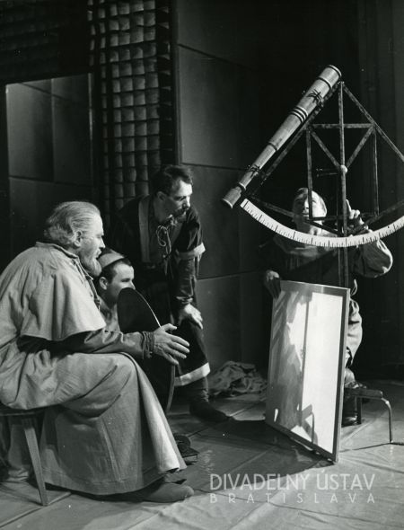 Viliam Záborský (Galileo Galilei), Anton Mrvečka (Malý mních), Elo Romančík (Federzoni), Ctibor Filčík (Andrea Sarti)