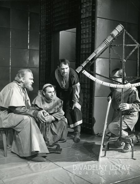 Viliam Záborský (Galileo Galilei), Anton Mrvečka (Malý mních), Elo Romančík (Federzoni), Ctibor Filčík (Andrea Sarti)